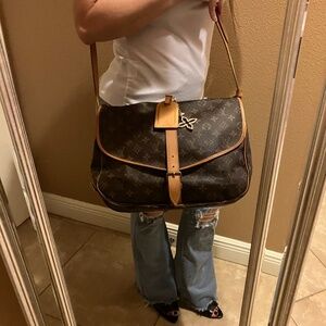 Louis Vuitton Saumur 35